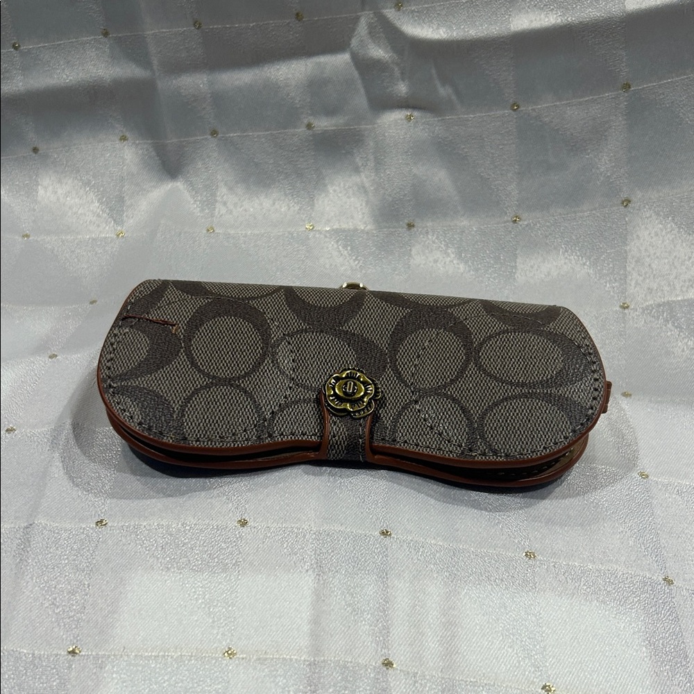 Glasses holder